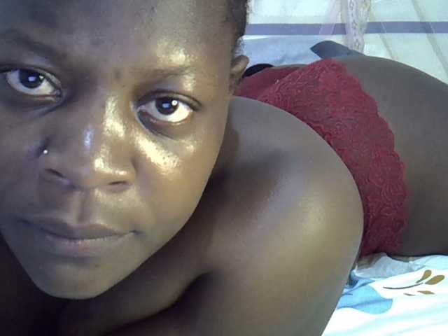 Juicyass-02 live cam on BongaCams