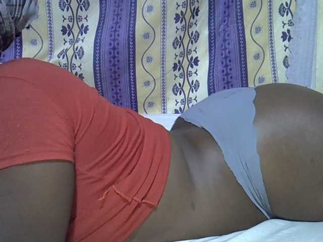 Juicyass-02 live cam on BongaCams
