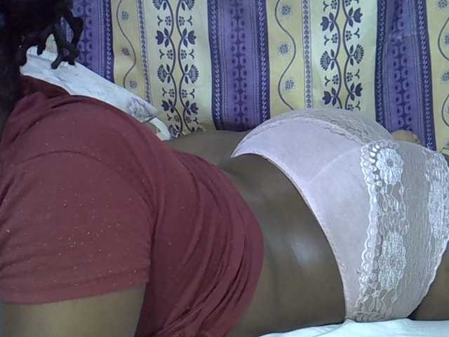 Juicyass-02 live cam on BongaCams