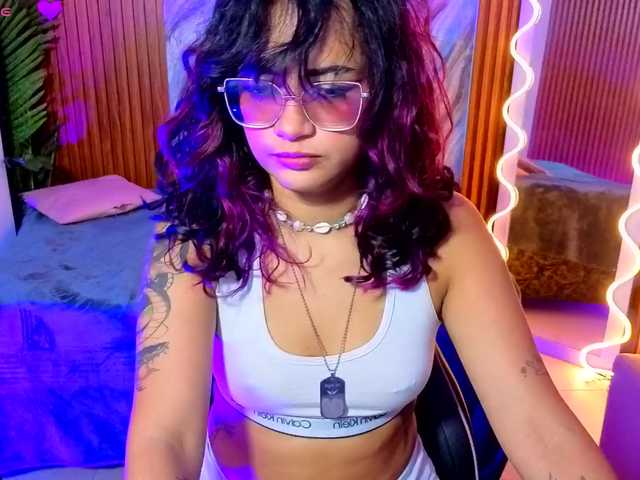 Kristen-tay live webcam show