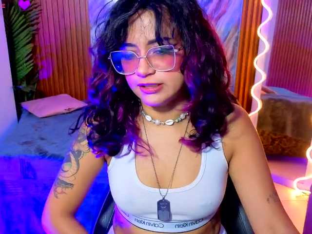 Kristen-tay live webcam show