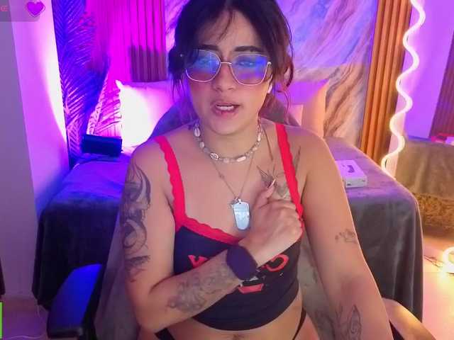 Chat with Kristen-tay live cam