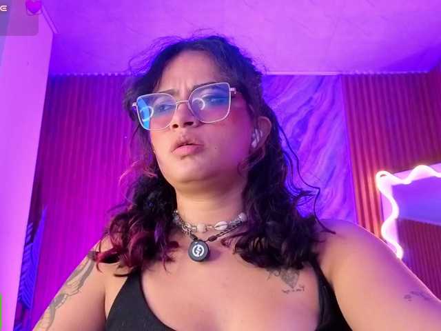 le modèle Kristen-tay est en webcam porno dans un show sur le site bongacams, il possède les tags suivants: Latino/Hispanic,Brunette,Hairy