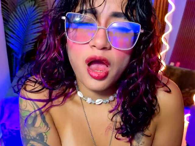Kristen-tay live cam on 