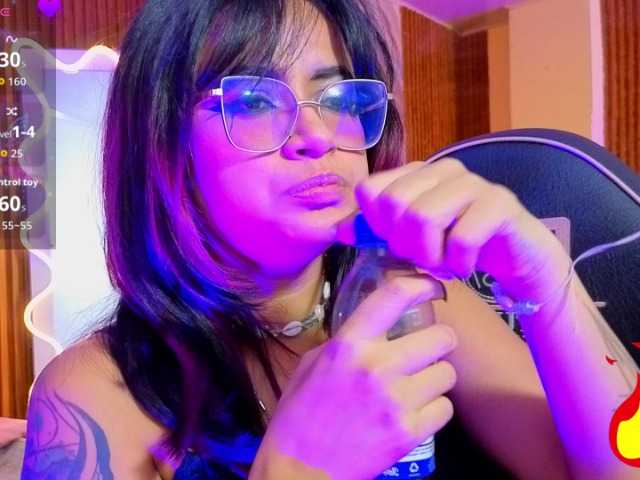 Kristen-tay live webcam show