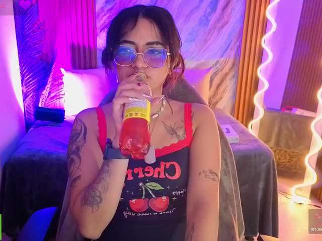 Chat with Kristen-tay live cam