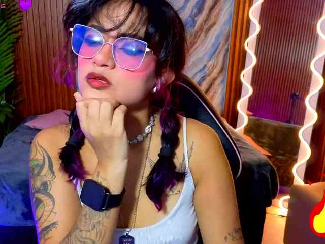 kristen-tay's live room