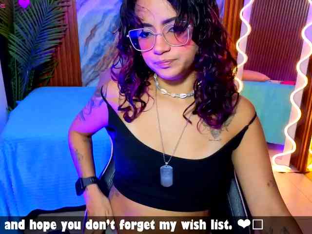 kristen-tay's live room