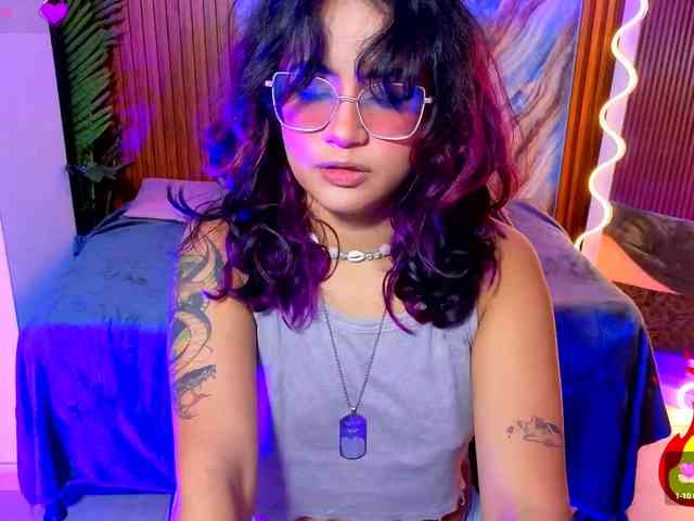 kristen-tay's live room