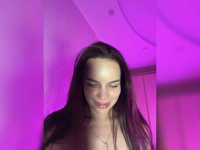 Klubnika13 live cam on BongaCams