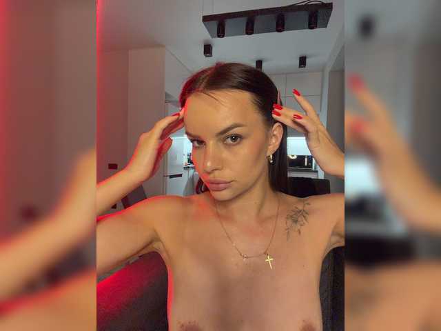 Klubnika13 live cam on BongaCams