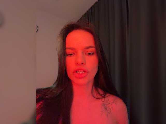 Klubnika13 live cam on BongaCams