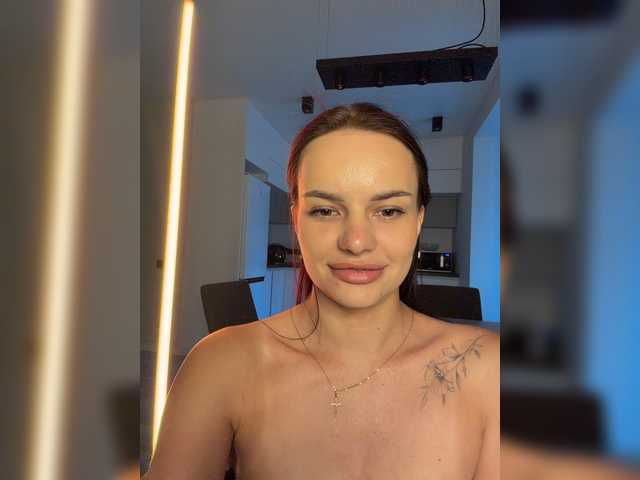 Klubnika13 live cam on BongaCams