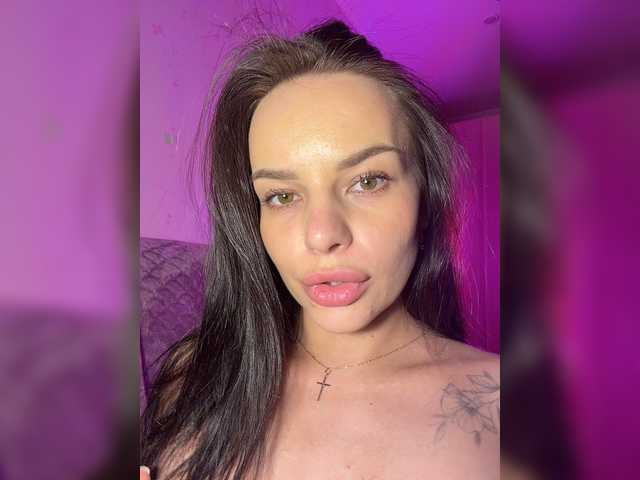Klubnika13 live cam on BongaCams