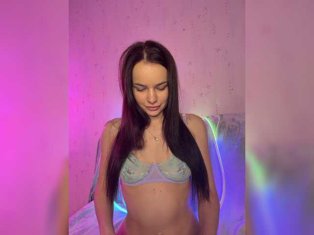 Klubnika13 live cam on BongaCams