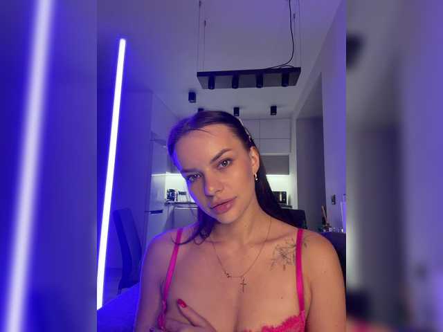 Klubnika13 live cam on BongaCams