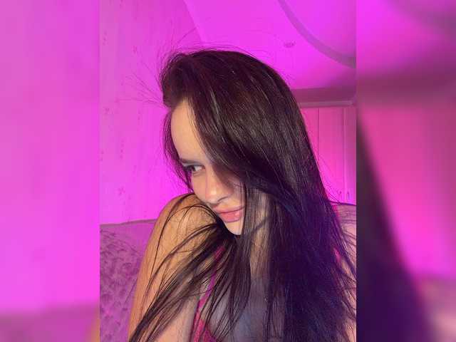 Klubnika13 live cam on BongaCams