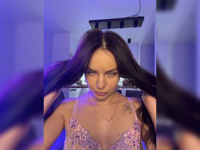 Klubnika13 live cam on BongaCams