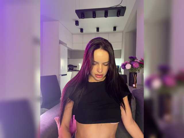 Klubnika13 live cam on BongaCams