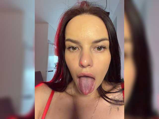 Klubnika13 live cam on BongaCams