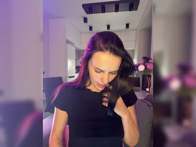 Klubnika13 live cam on BongaCams