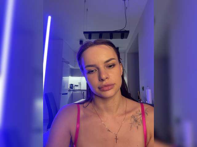 Klubnika13 live cam on BongaCams