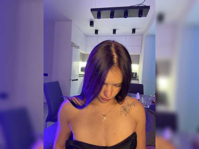 Klubnika13 live cam on BongaCams