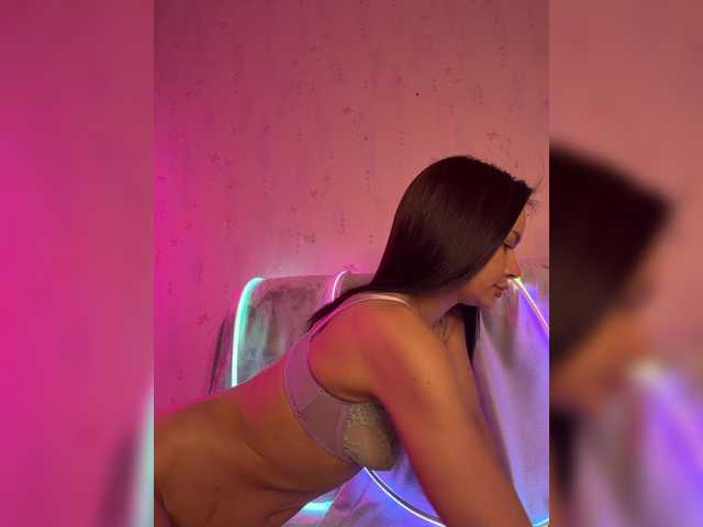 Klubnika13 live cam on BongaCams