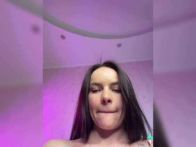 Klubnika13 live cam on BongaCams