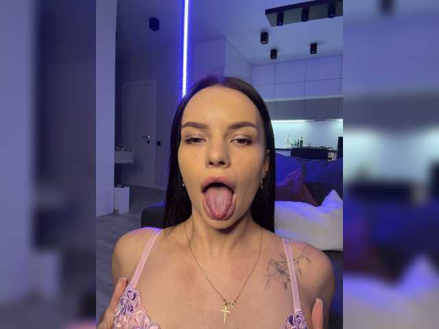 Klubnika13 live cam on BongaCams