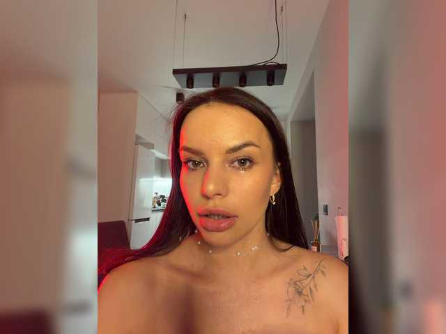 Klubnika13 live cam on BongaCams