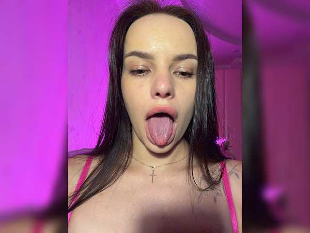 Klubnika13 live cam on BongaCams