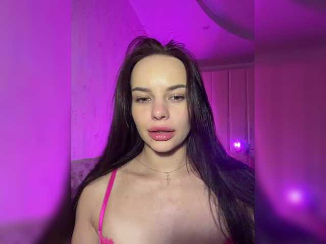 Klubnika13 live cam on BongaCams