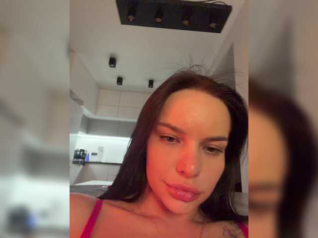 Klubnika13 live cam on BongaCams