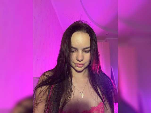 Klubnika13 live cam on BongaCams