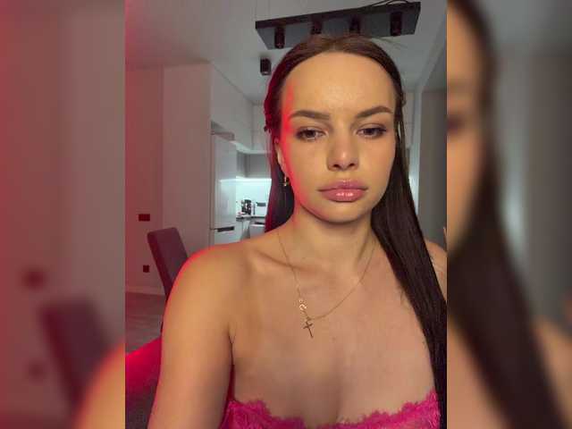 Klubnika13 live cam on BongaCams