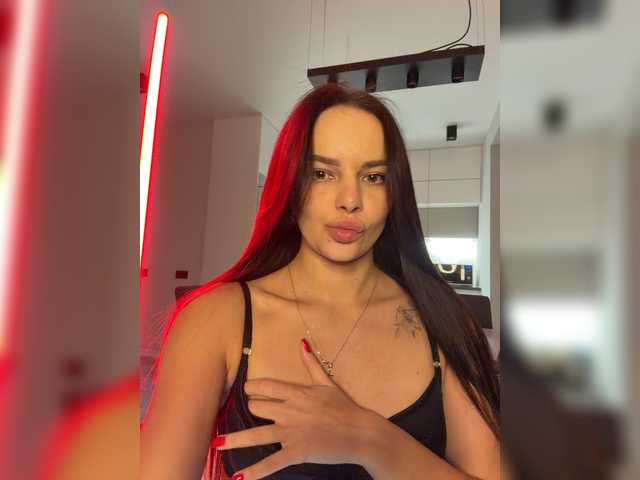 Klubnika13 live cam on BongaCams