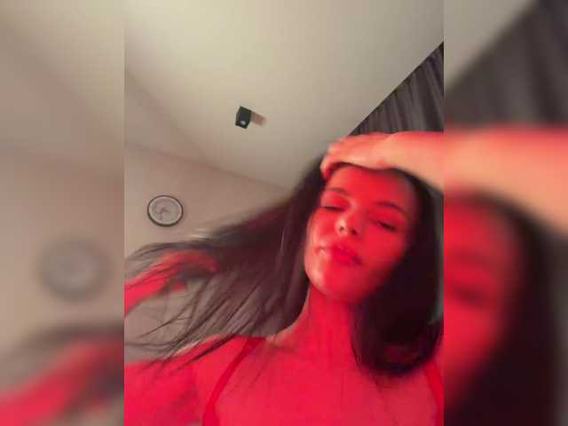 Klubnika13 live cam on BongaCams