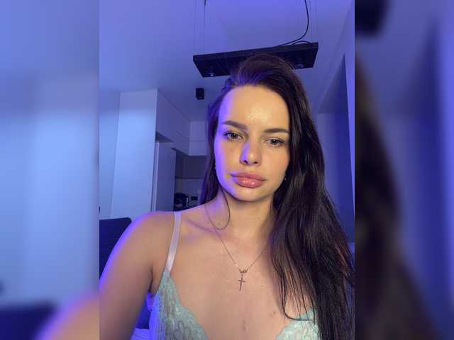 Klubnika13 live cam on BongaCams