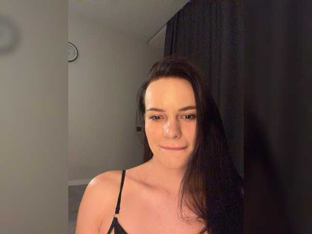 Klubnika13 live cam on BongaCams