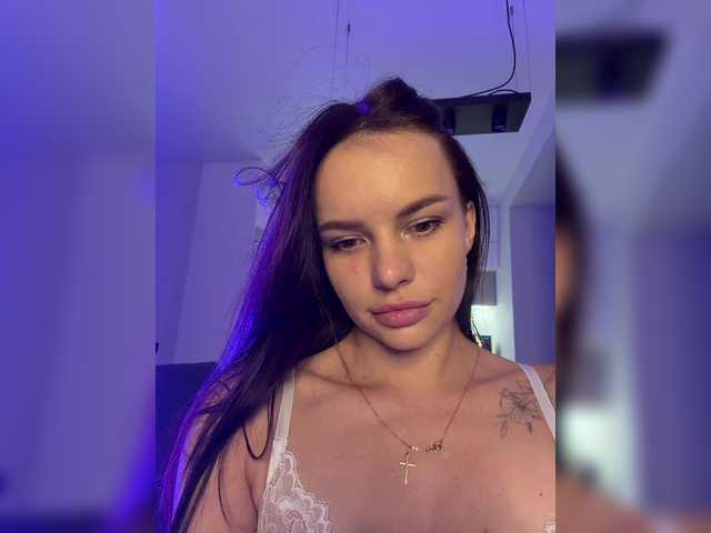 Klubnika13 live cam on BongaCams