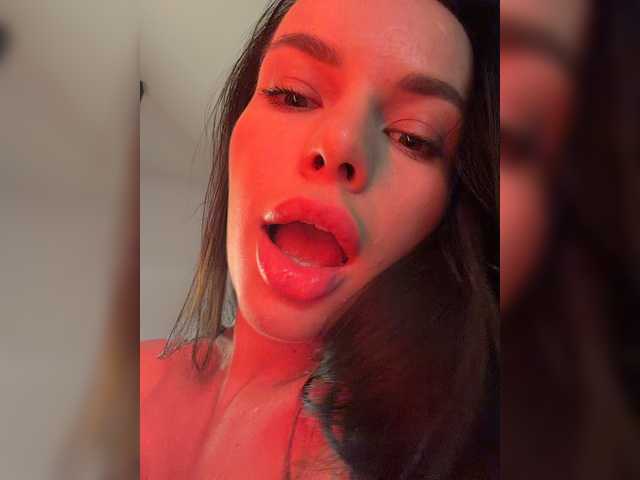 Klubnika13 live cam on BongaCams