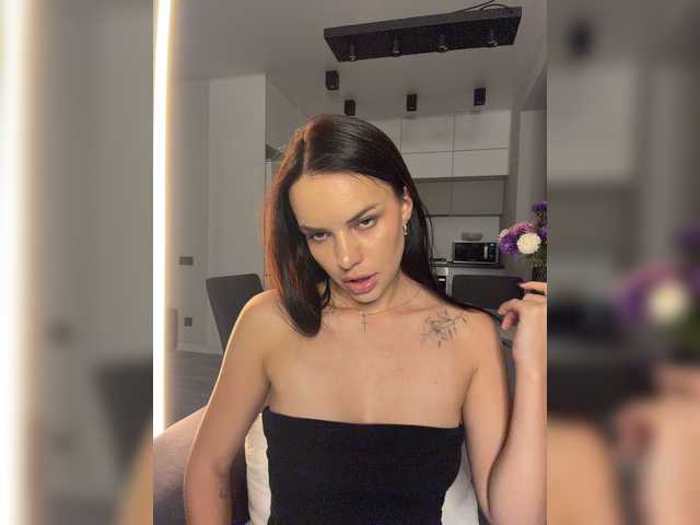 Klubnika13 live cam on BongaCams