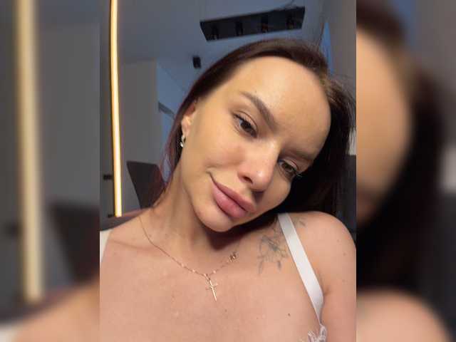 Klubnika13 live cam on BongaCams