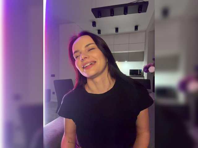 Klubnika13 live cam on BongaCams