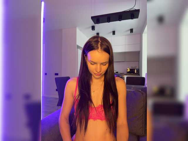 Klubnika13 live cam on BongaCams