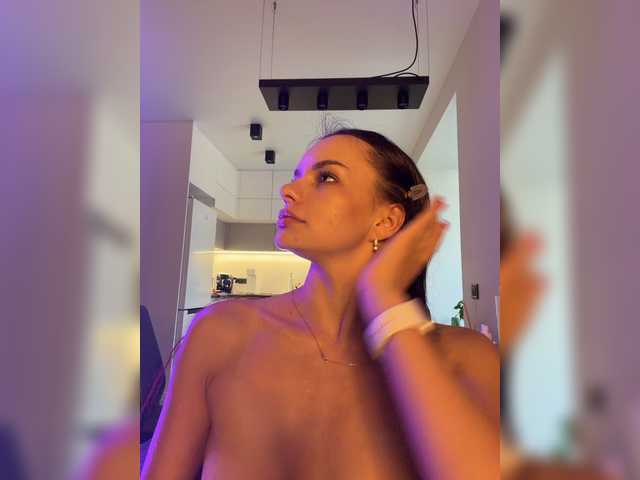 Klubnika13 live cam on BongaCams