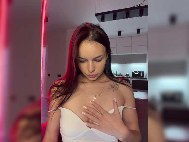 Klubnika13 live cam on BongaCams