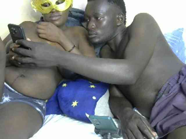 该模特正在直播。 Kenyanhoty