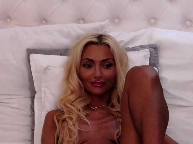 CelineHinton live cam on BongaCams